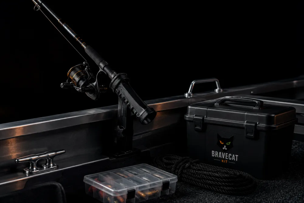 Pudełko BraveCat KIT na pokładzie łodzi wędkarskiej